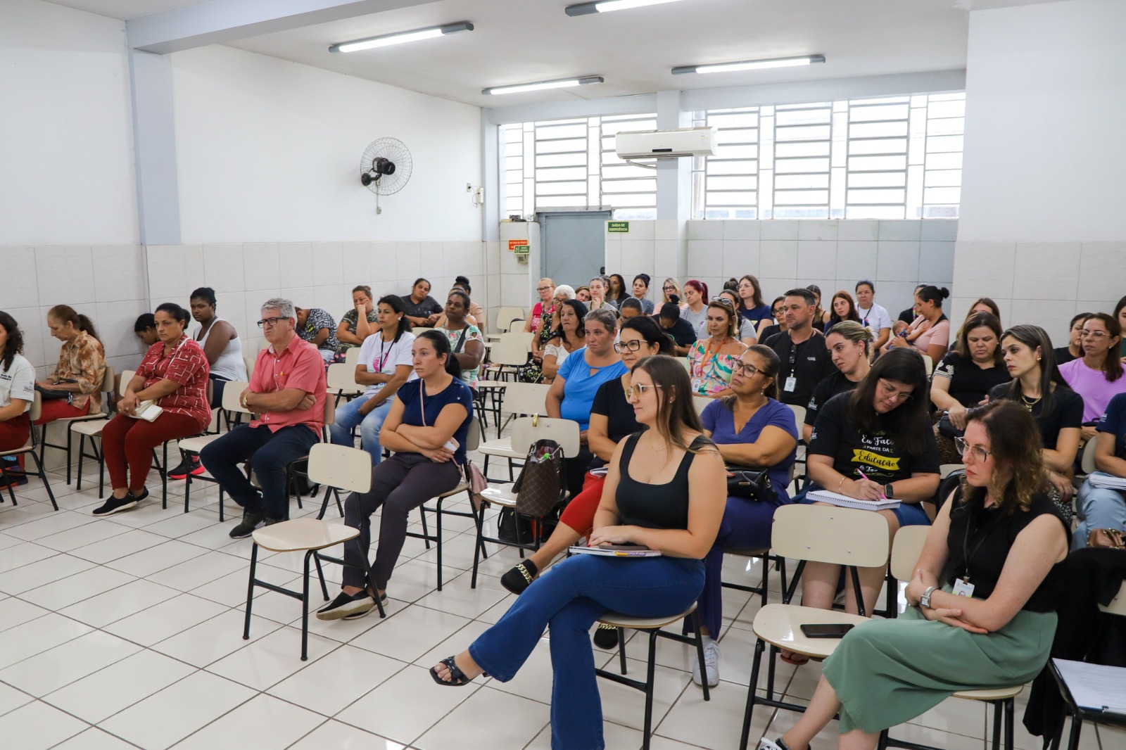 Público vendo a palestra.