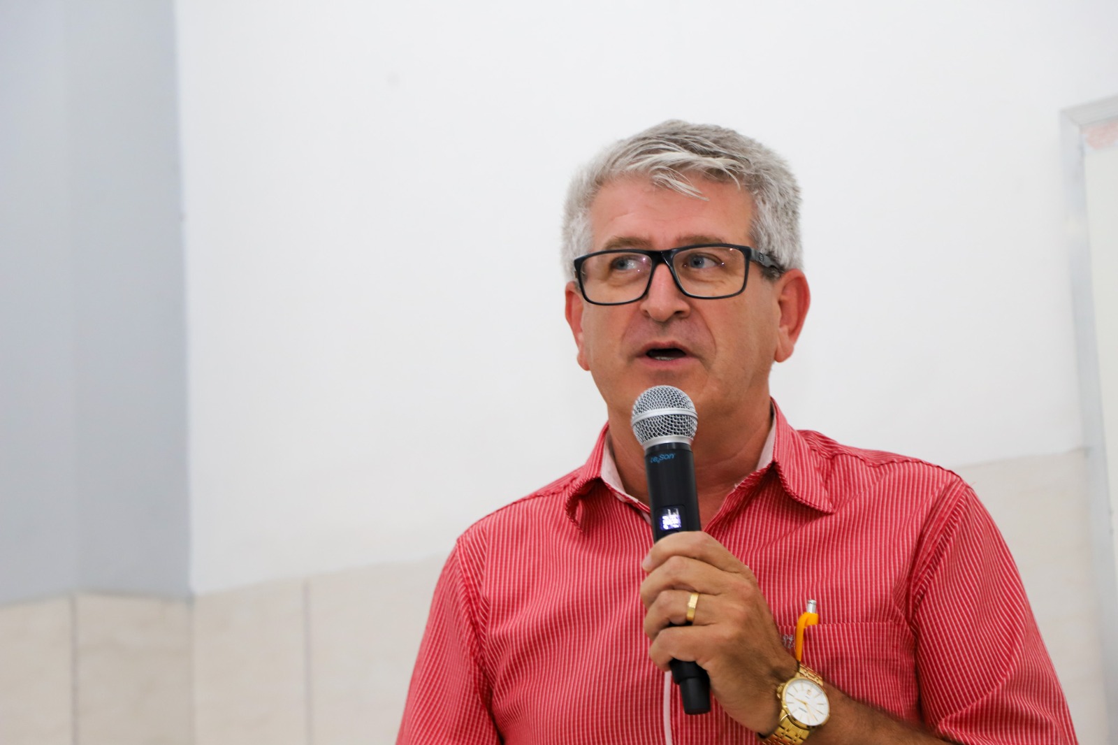 A foto mostra o secretário alberto