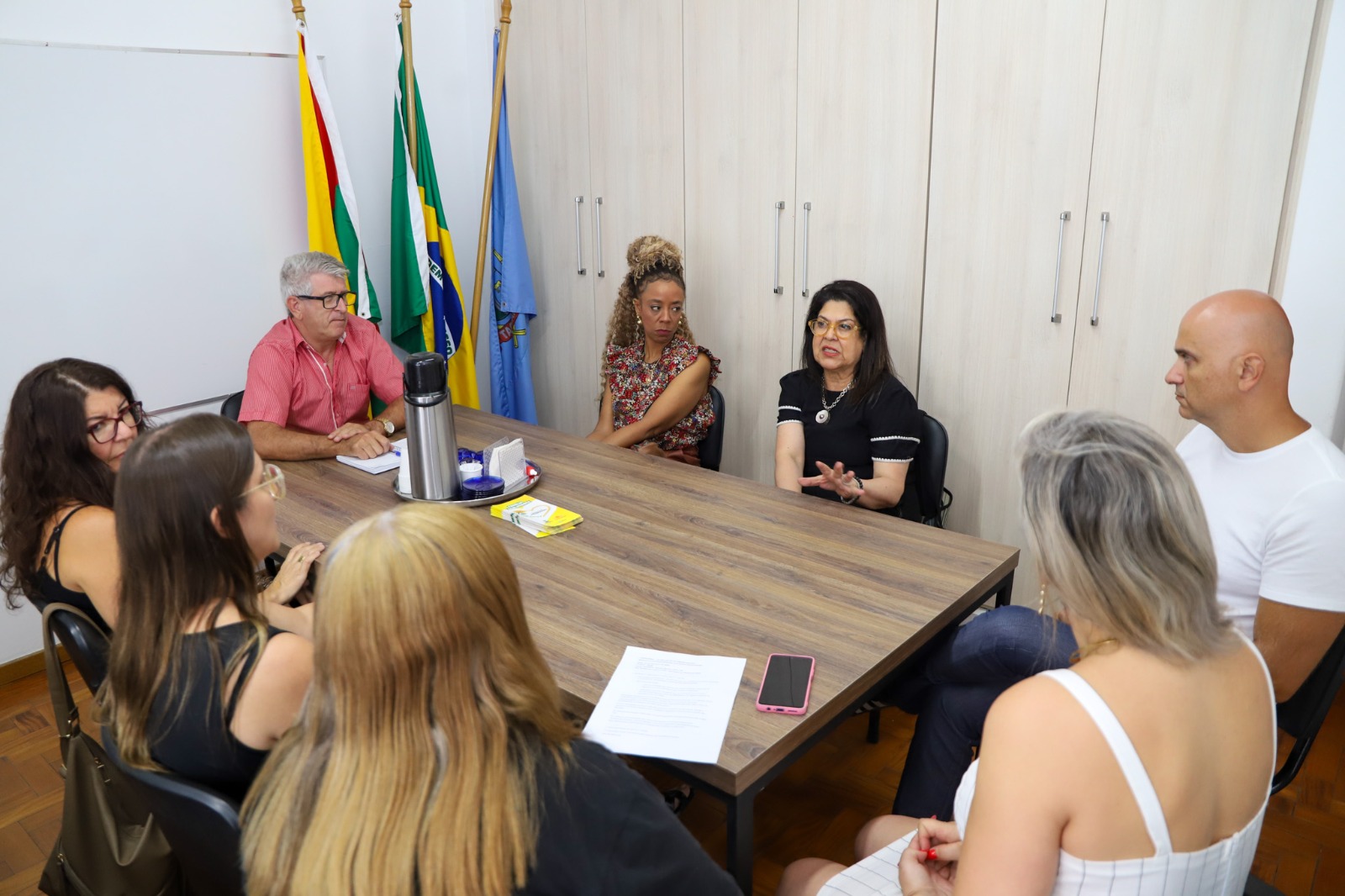 A foto mostra plano geral da reunião na secretaria
