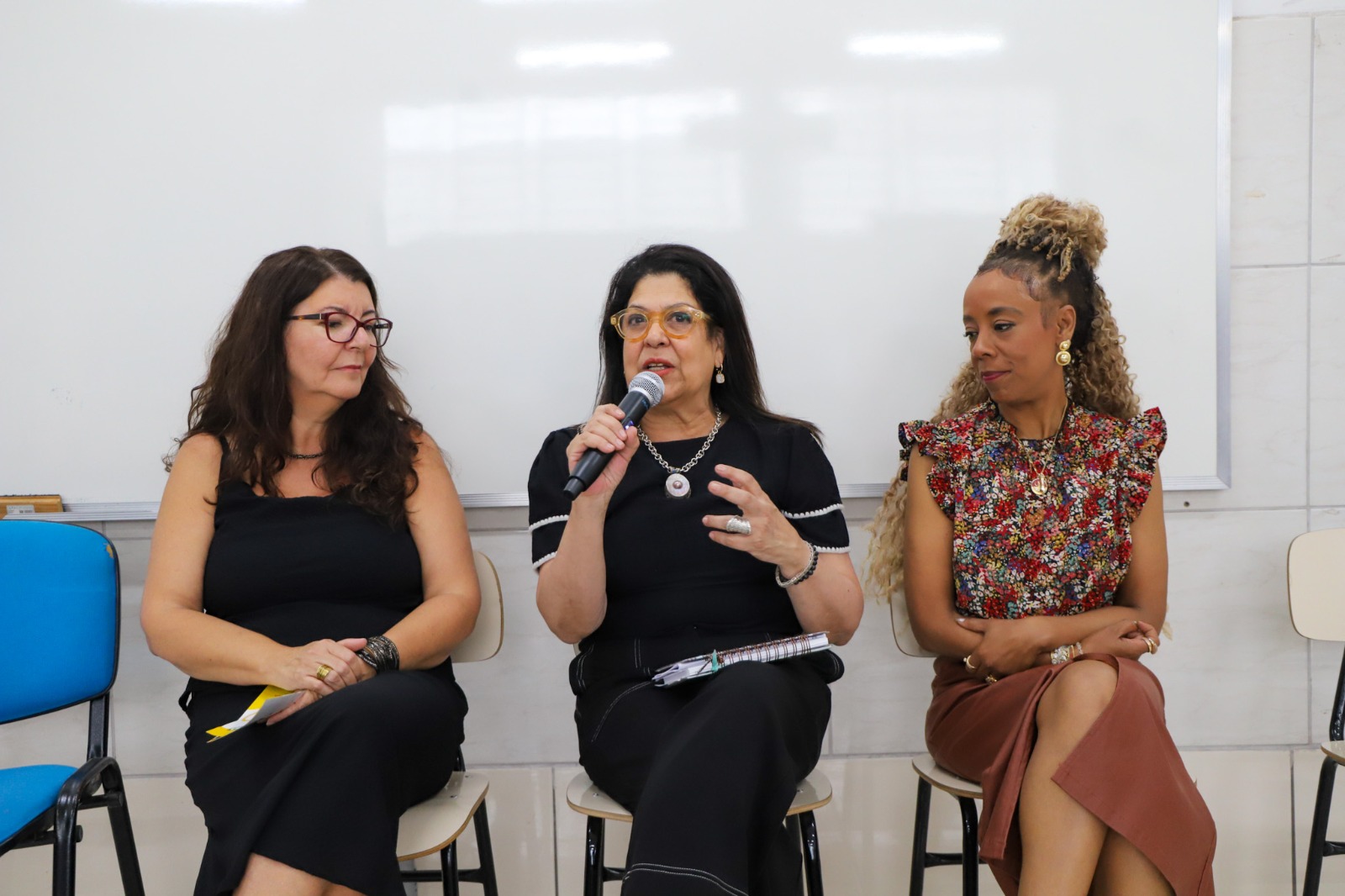 A Foto mostra a desa. Brígida falando ao público.