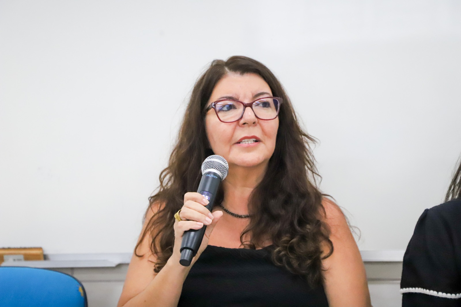 A foto mostra a juíza Lúcia falando