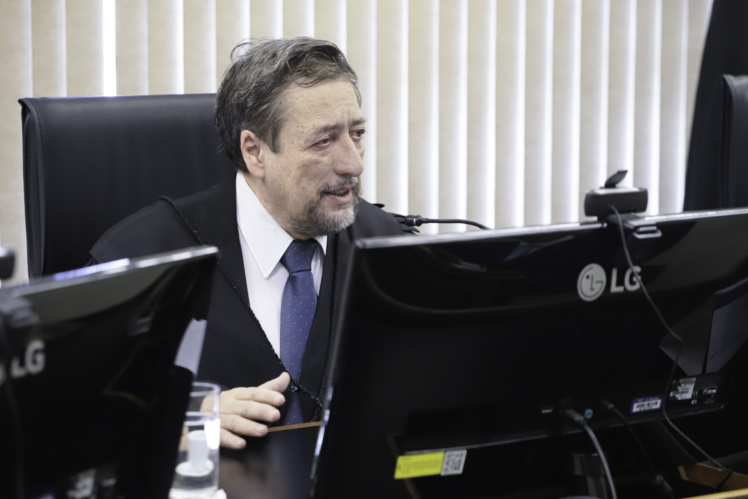 Vargas é branco grisalho. Fala sorrindo e olhando para a esquerda da imagem, vestindo toga. 