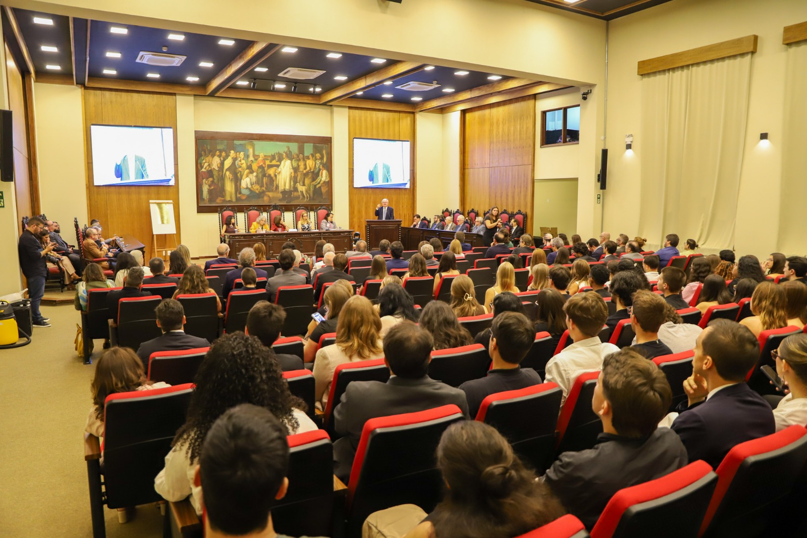 Fotografia geral do público na palestra.