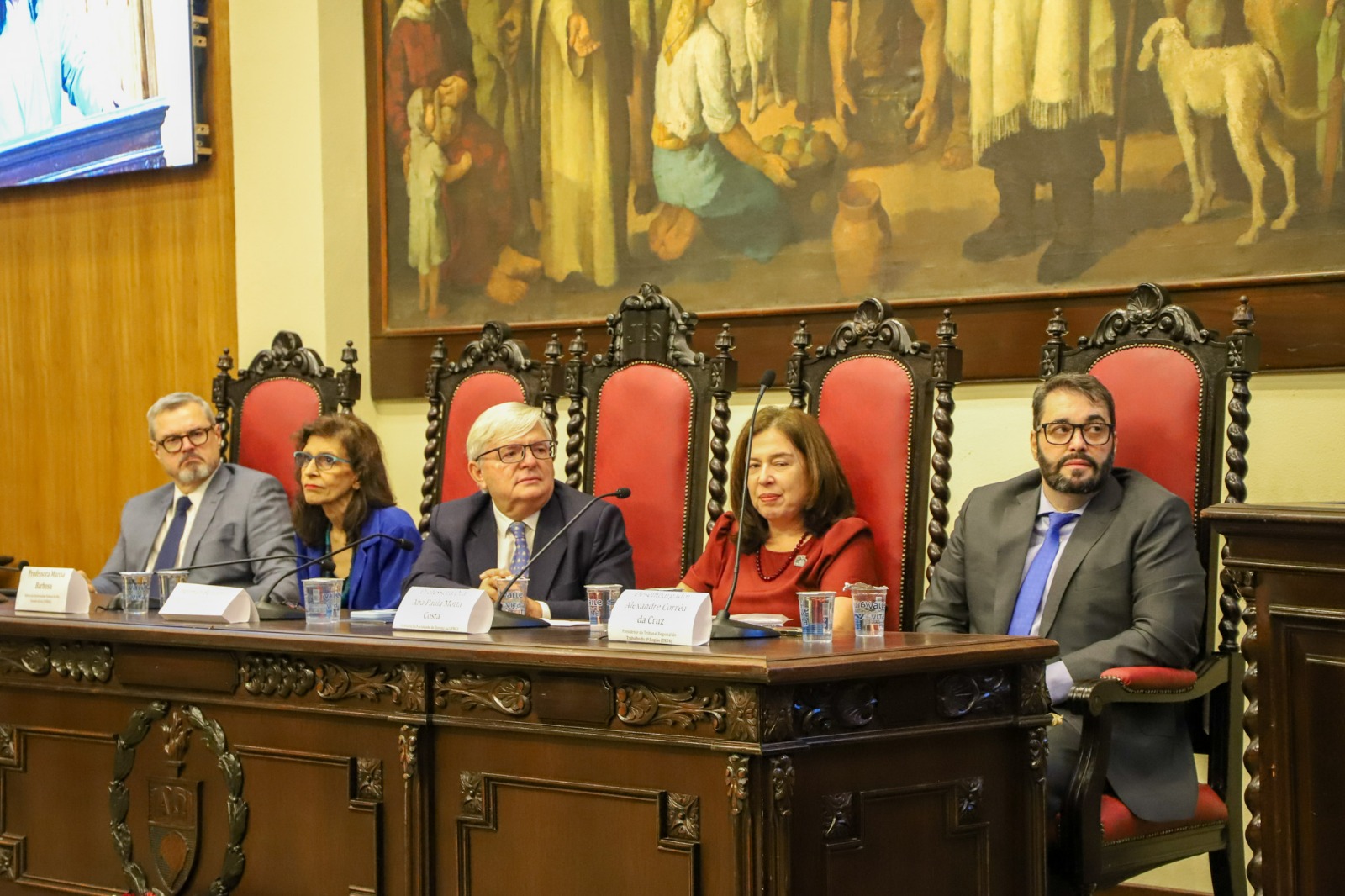 Fotografia da mesa de abertura do evento.
