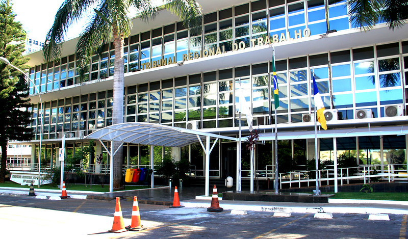 A foto mostra a fachada do TRT-10.