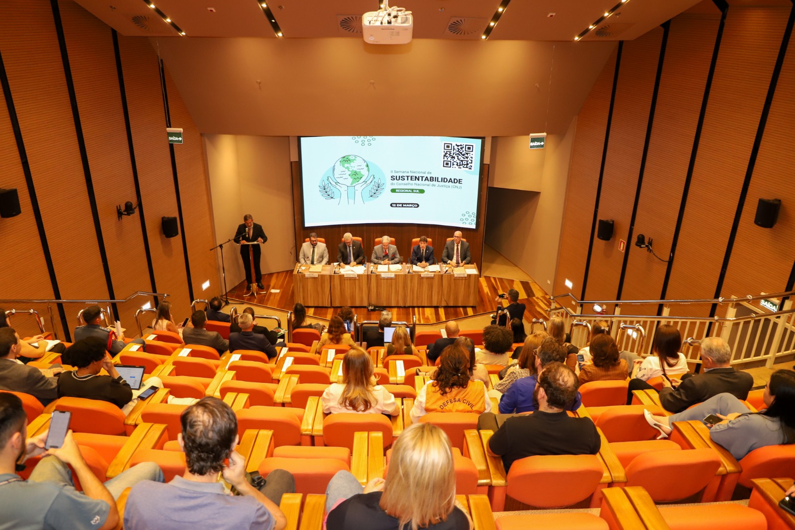 A foto mostra o auditório onde ocorre o evento.