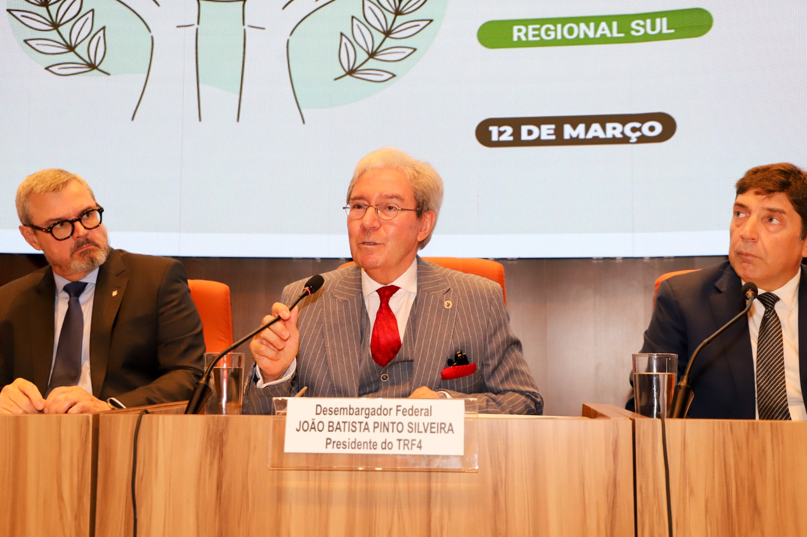 A foto mostra o des. João batista.