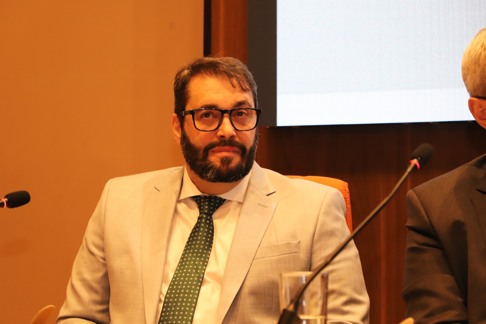 A foto mostra o des. Alexandre.