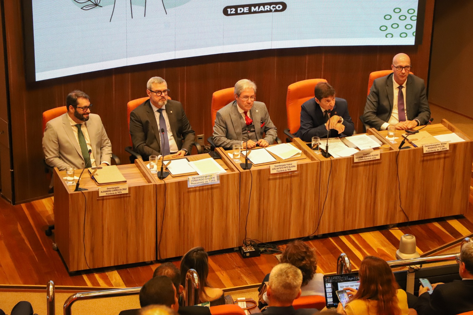 A foto mostra a mesa de abertura de cima.