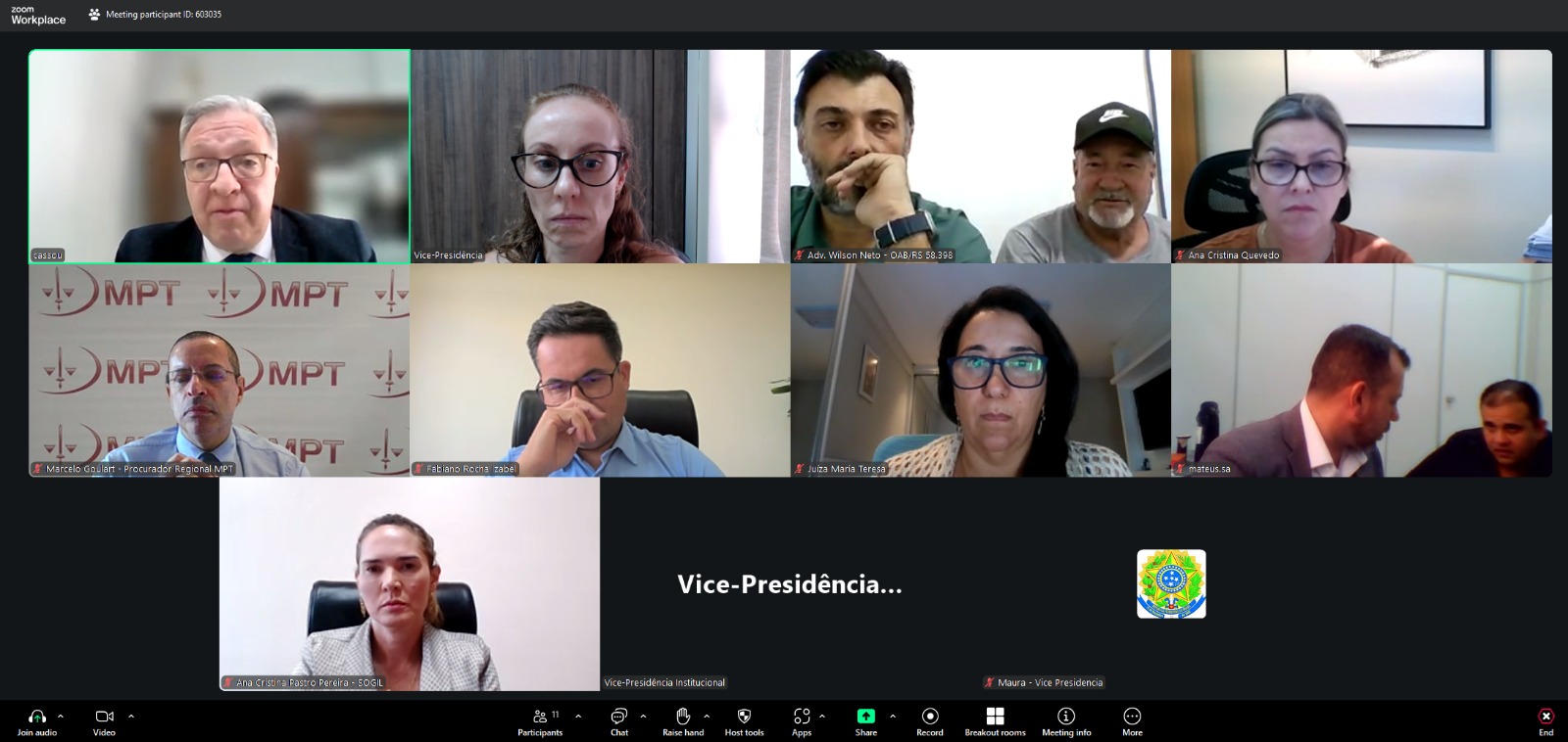 A foto mostra a tela de um pc com uma mediação online.