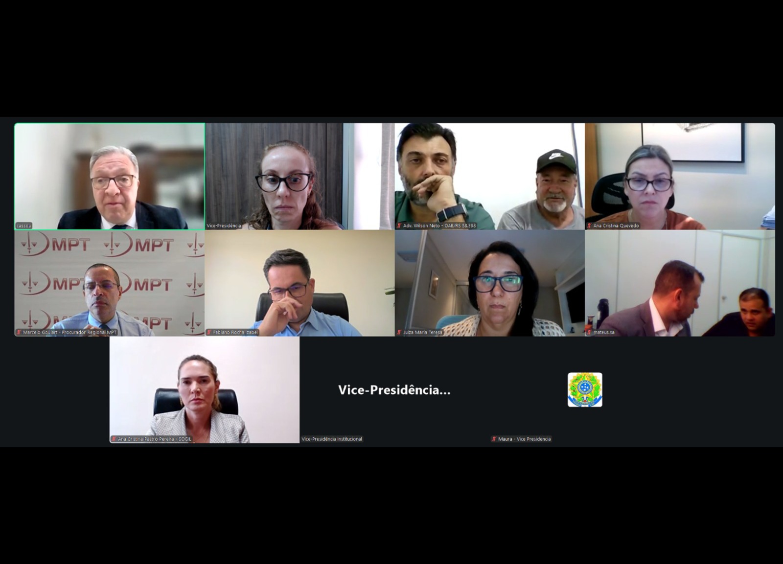 A foto mostra a tela de um pc com uma mediação online.