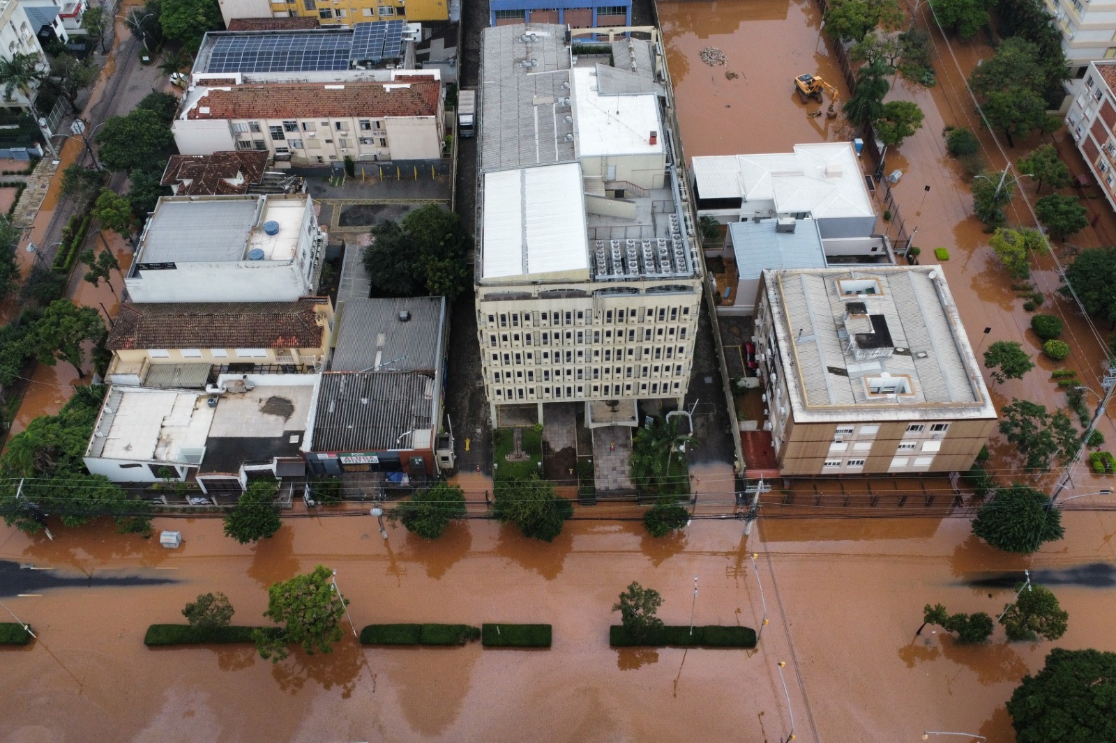 Foto aérea do Prédio-Sede e do Prédio Administrativo do Tribunal. Na esquerda aparece a avenida Ipiranga. Os espaços entre os edifícios aparecem tomados pela água marrom da enchente.