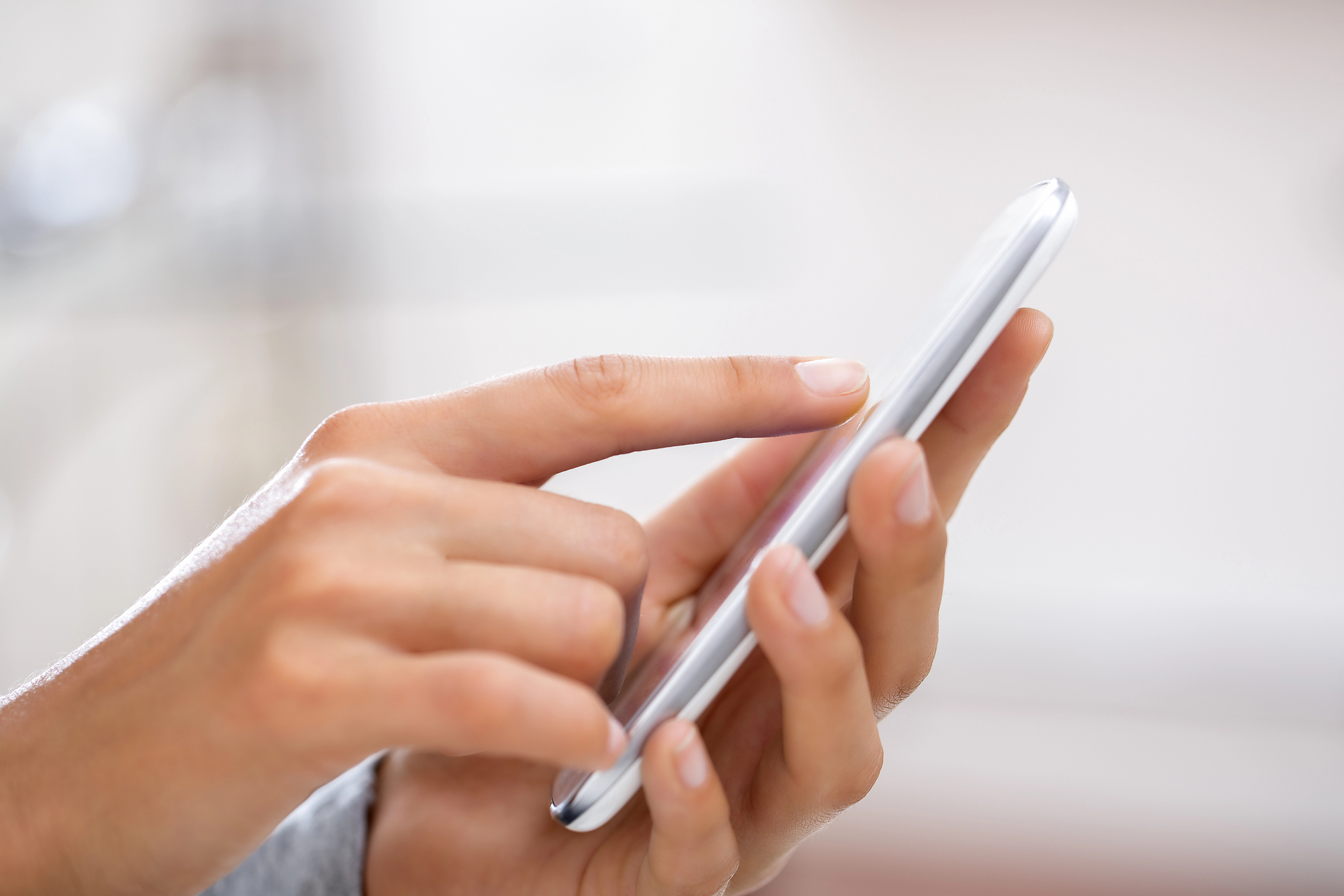 Foto ilustrativa de uma pessoa digitando em um smartphone