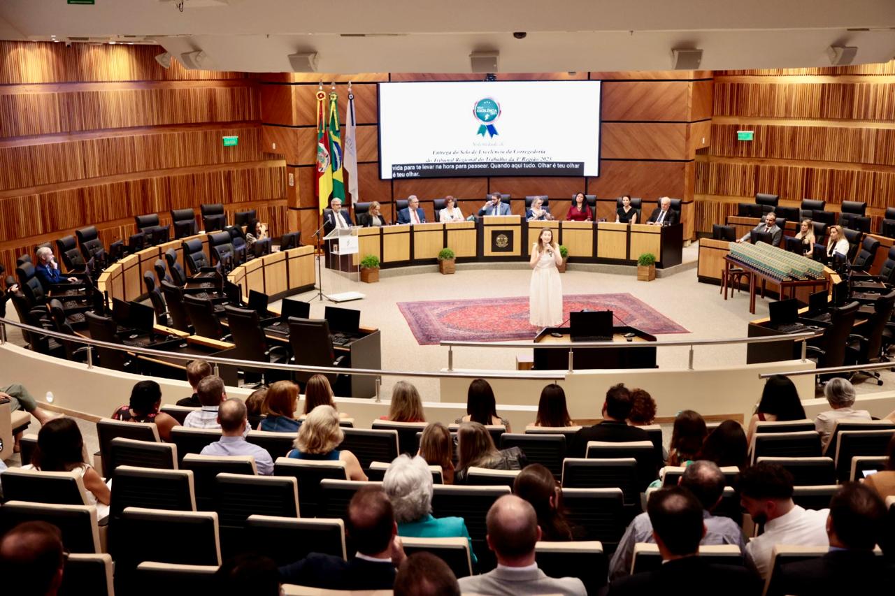 nave do plenário com Ana Paz cantando ao centro