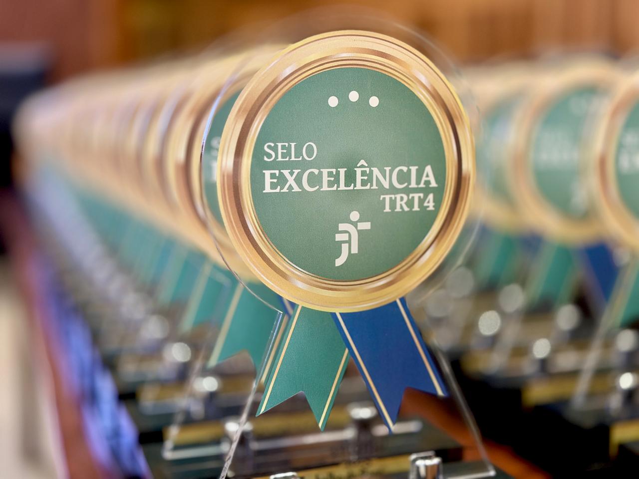 vários troféus alinhados. 