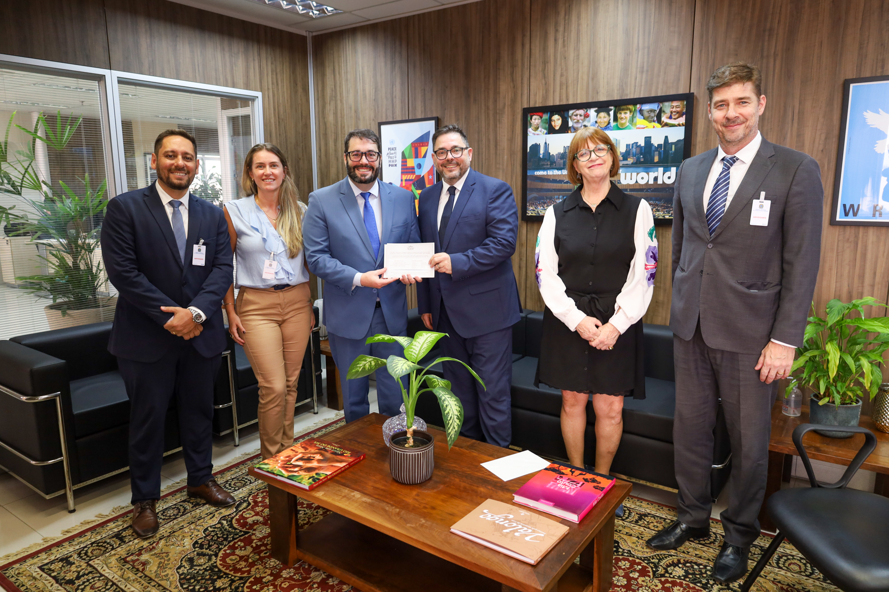 Foto posada dos participantes da agenda com a Satergs, em pé