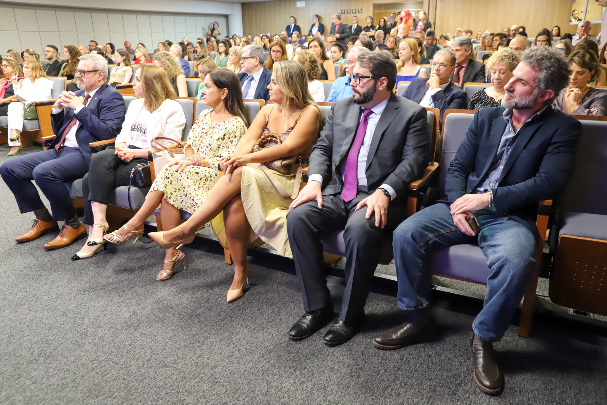 A foto mostra o presidente Alexandre na plateia em evento do TJ-RS.
