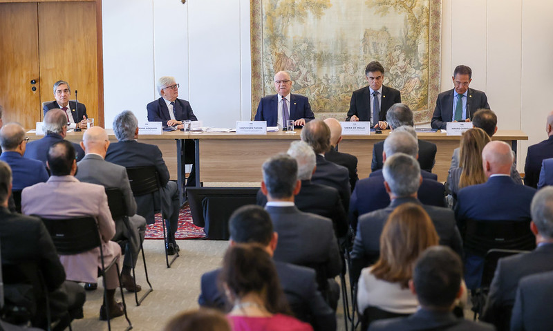 A foto mostra o presidente Fachin junto com outros ministros numa mesa de autoridades ao fundo e pessoas a frente.