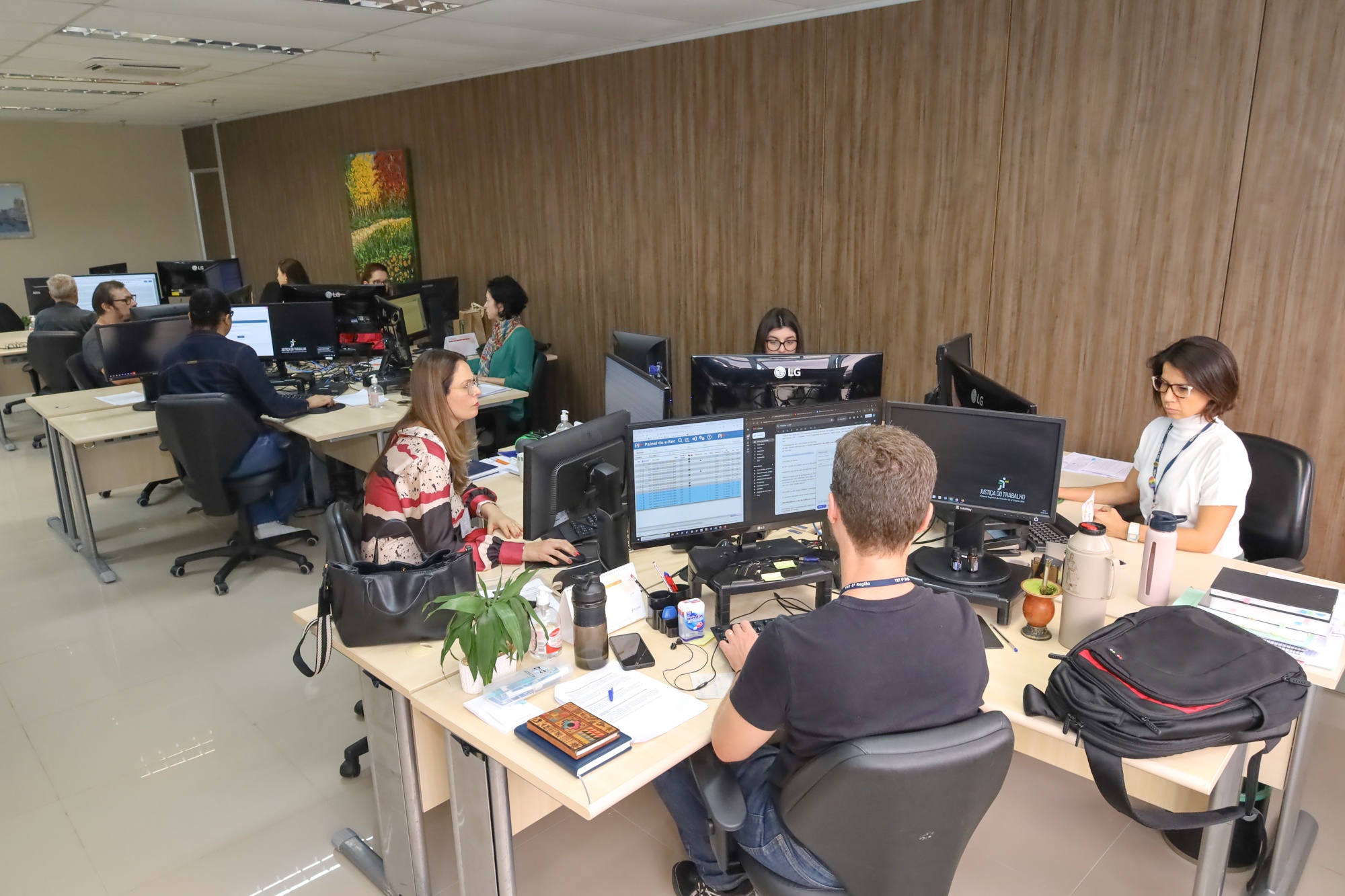 Servidores trabalhando na Secretaria de Recurso de Revista