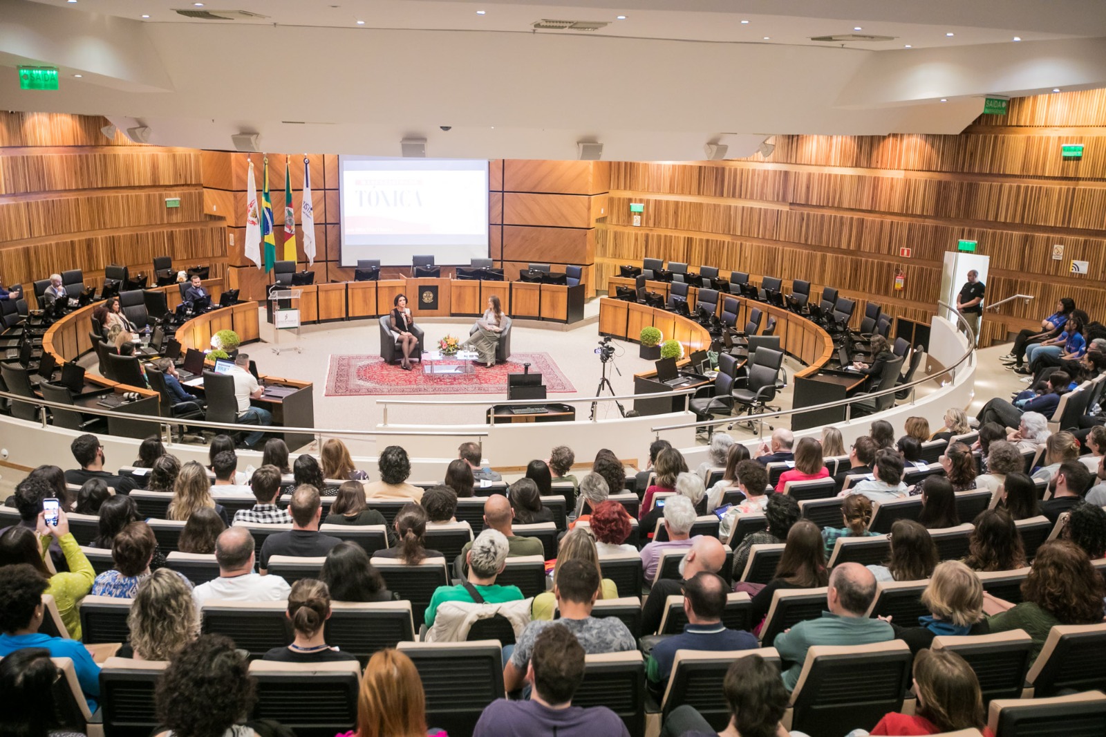 Fotografia do plenário do TRT-RS com cadeiras lotadas