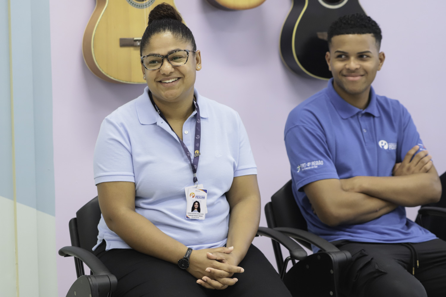 Dienifer ao lado de aluno do pescar 