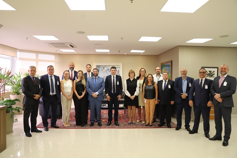 Foto posada dos participantes, em pé, no Salão Nobre