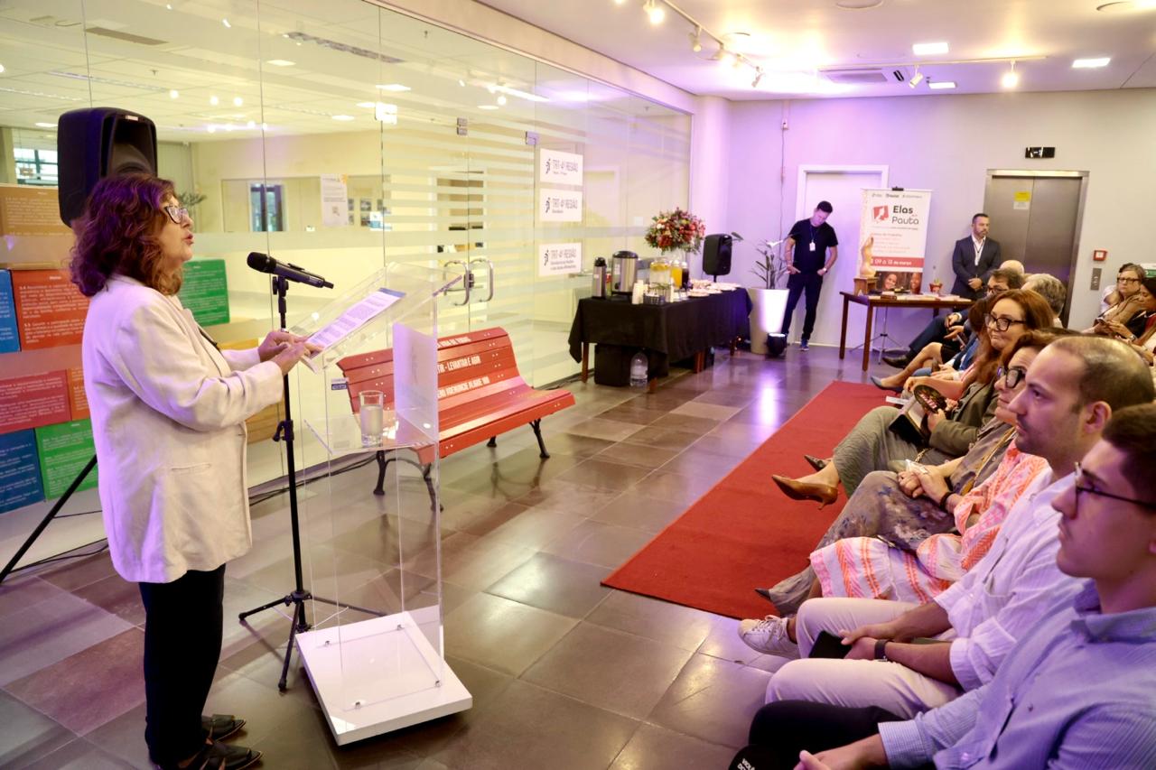 Foto da desa. Carmen discursando