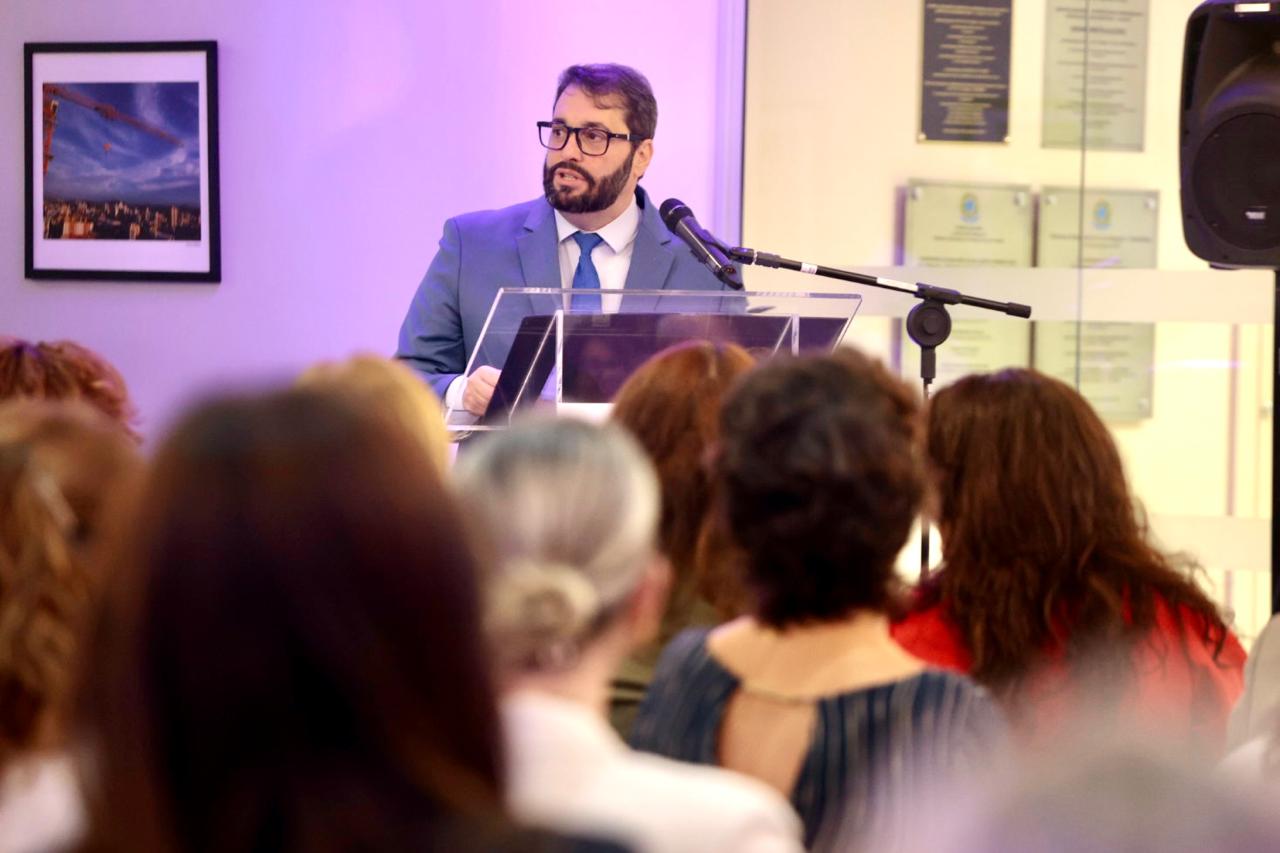 Foto dos desembargador Alexandre Corrêa da Cruz discursando.