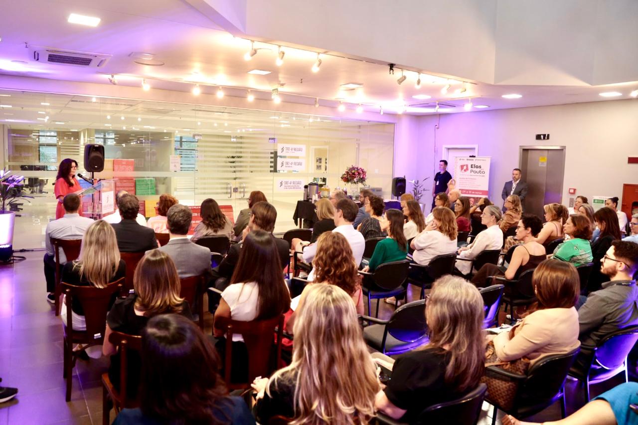 Foto da abertura da programação alusiva ao Mês da Mulher no saguão do TRT-RS.