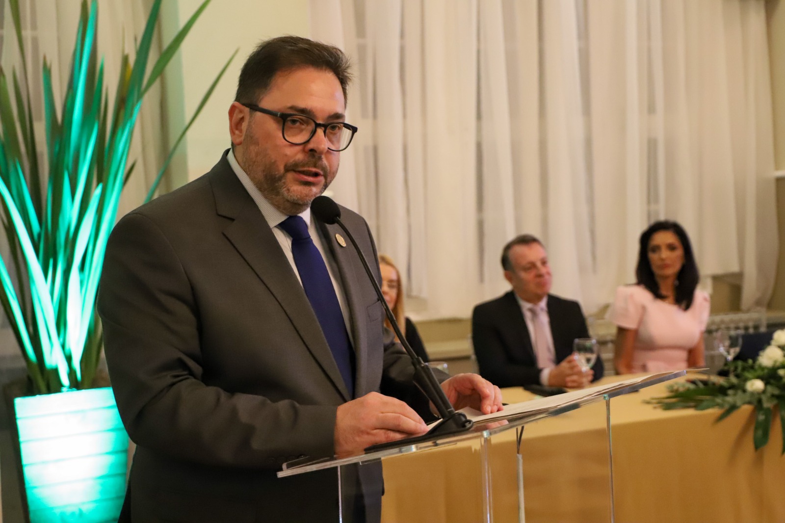 A foto mostra o novo presidente da satergs discursando