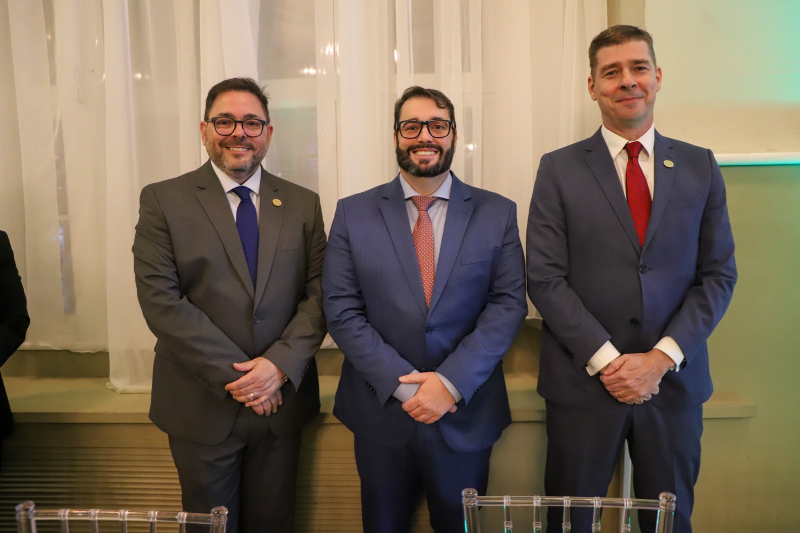 A foto mostra dois dirigentes da satergs com o presidente alexandre posando para foto.