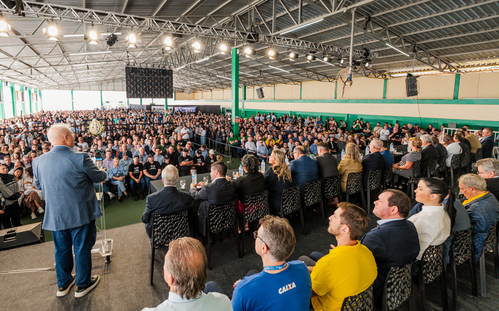 Abertura da feira Expodireto Cotrijal, com um representante discursando e o público ao fundo 