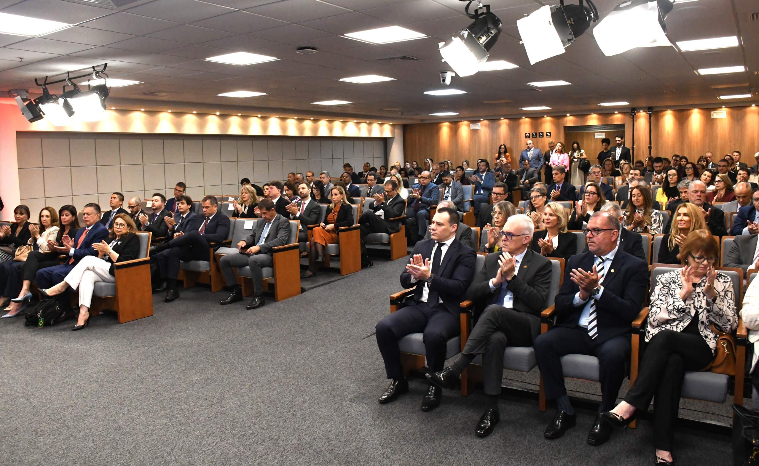 Solenidade de abertura da inspeção das unidades administrativas e judiciais do TJRS e o público aplaudindo 