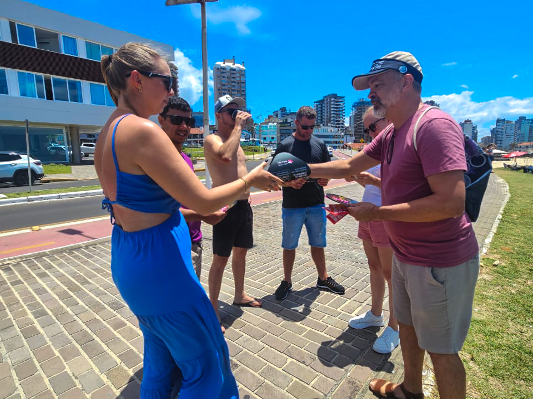 Márcio entregando material em Torres