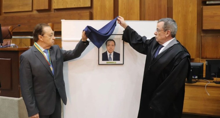 Desembargador Voltaire de Lima Moraes e o presidente do TRE-RS, desembargador Mario Crespo Brum vendo a fotografia do Voltaire de Lima Moraes