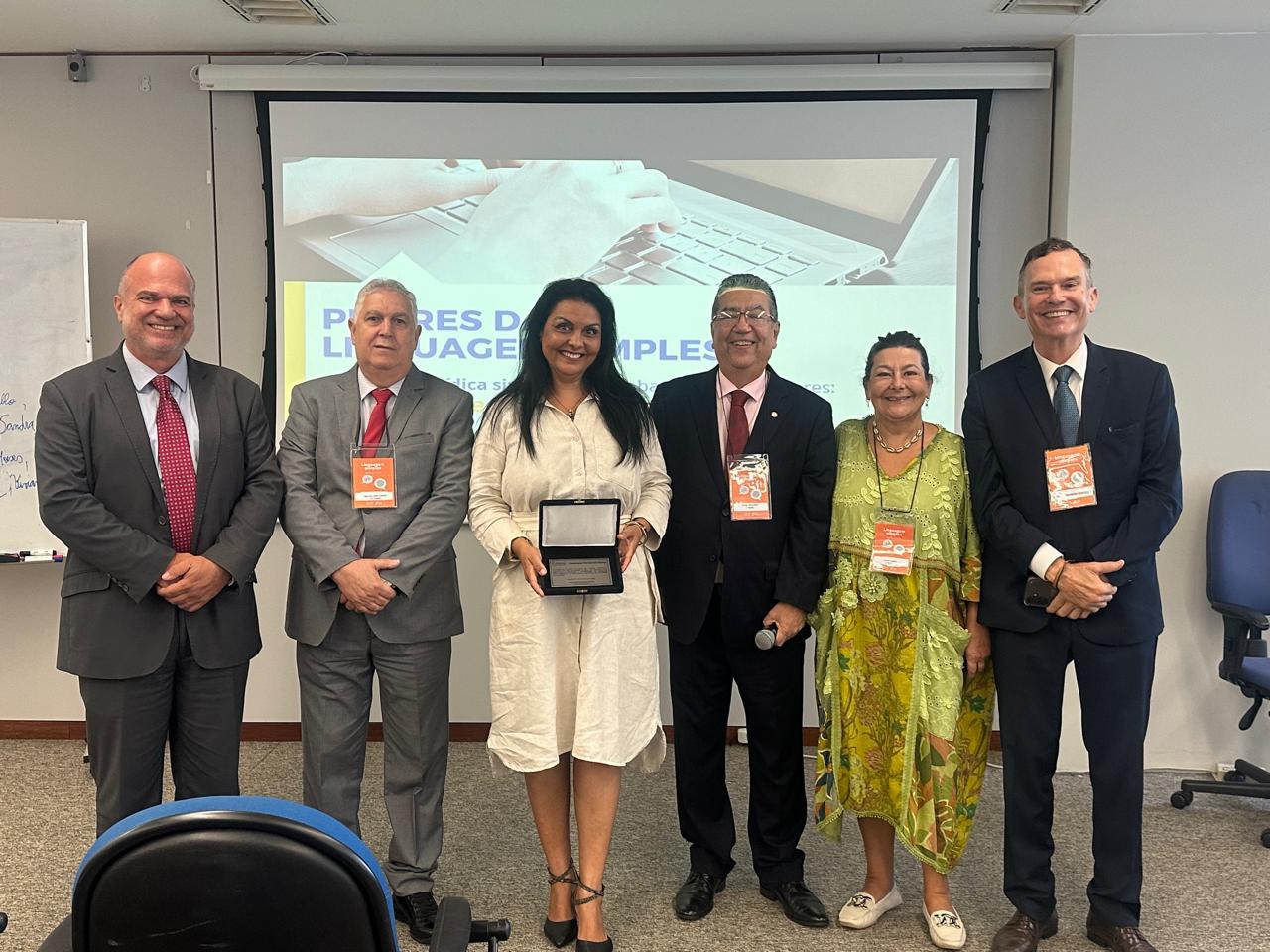 cinco pessoa posam para a foto