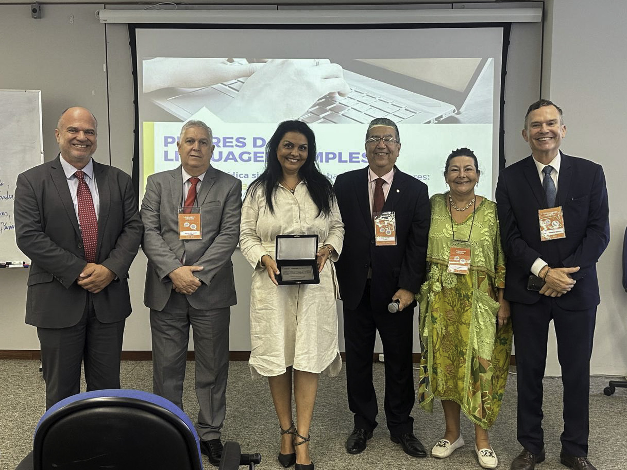 cinco pessoa posam para a foto