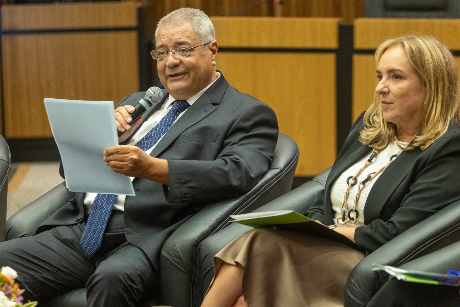 A foto mostra o des. Cassal falando