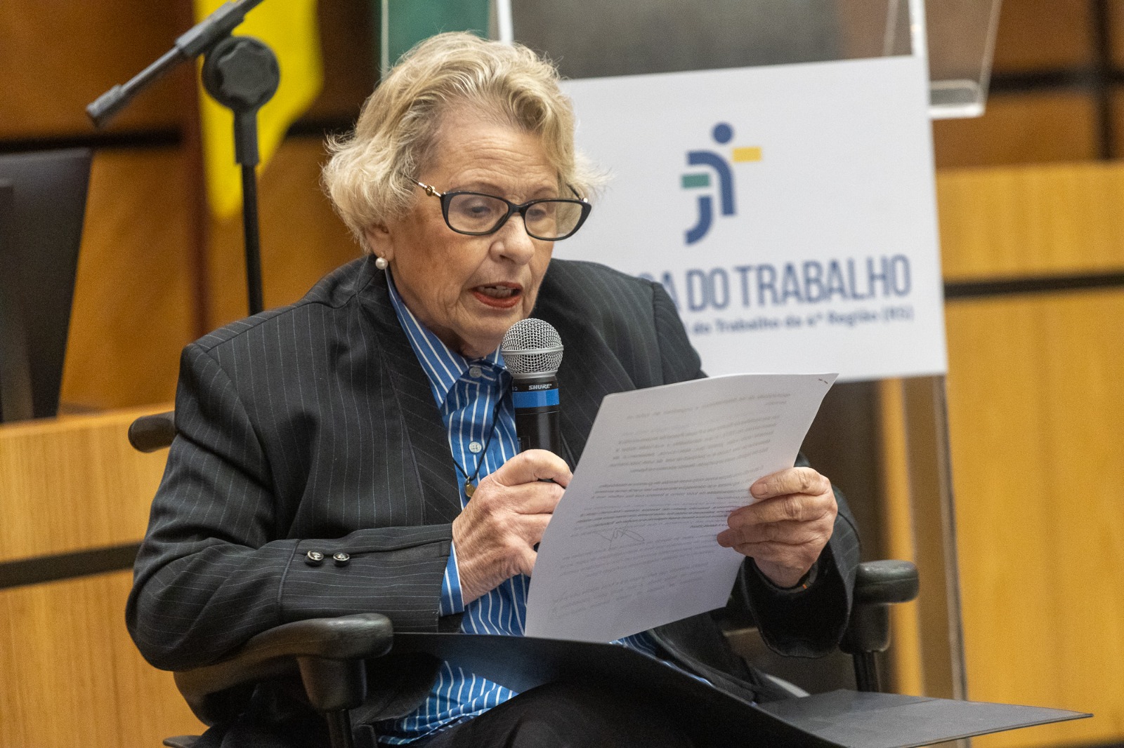 A foto mostra a desa. Vânia falando