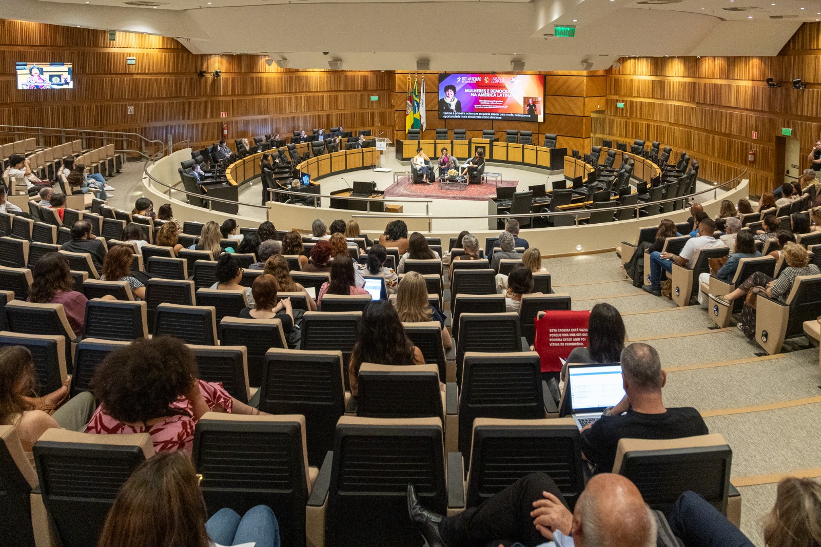 A foto mostra o plenário em plano aberto.