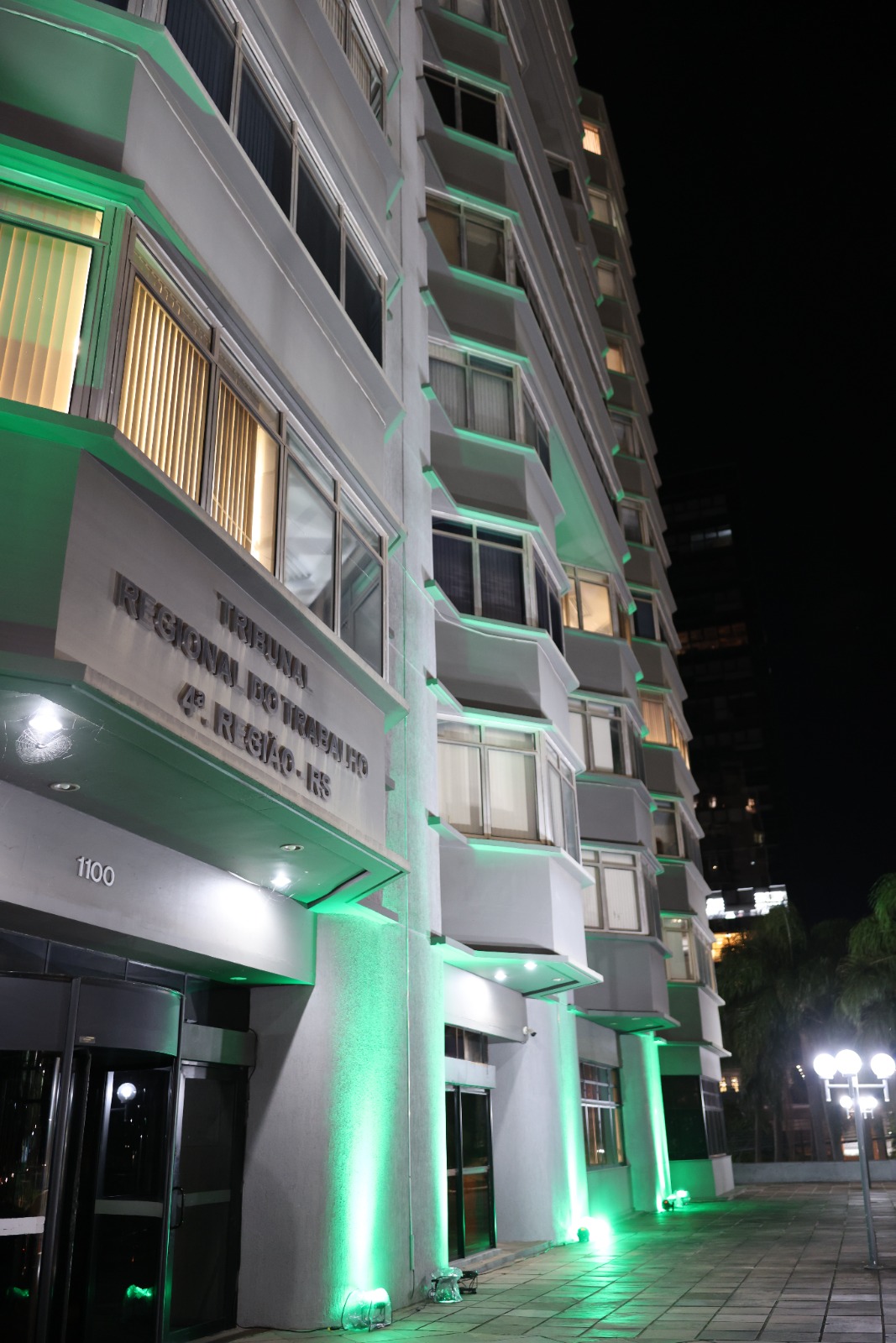 Fachada do TRT-RS, iluminada de verde