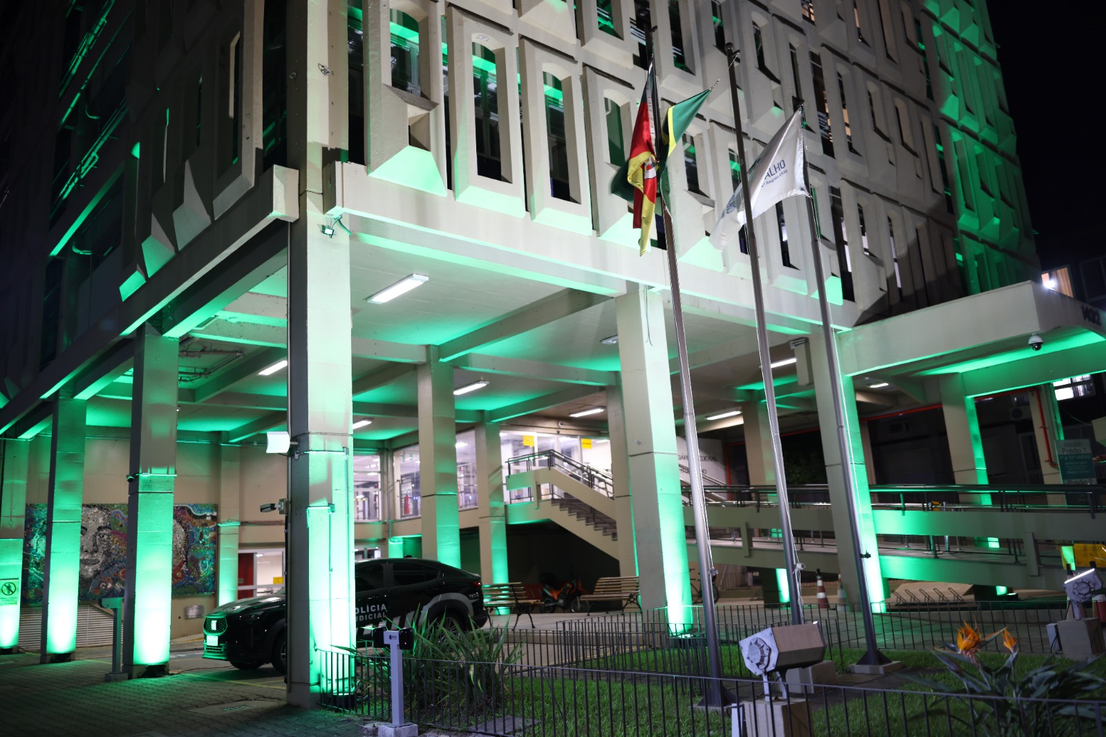 Foro Trabalhista de Porto Alegre, iluminado de verde