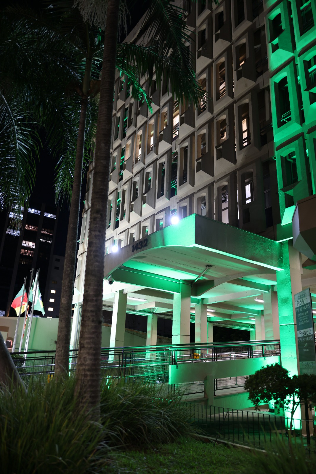 Foro Trabalhista, iluminado de verde