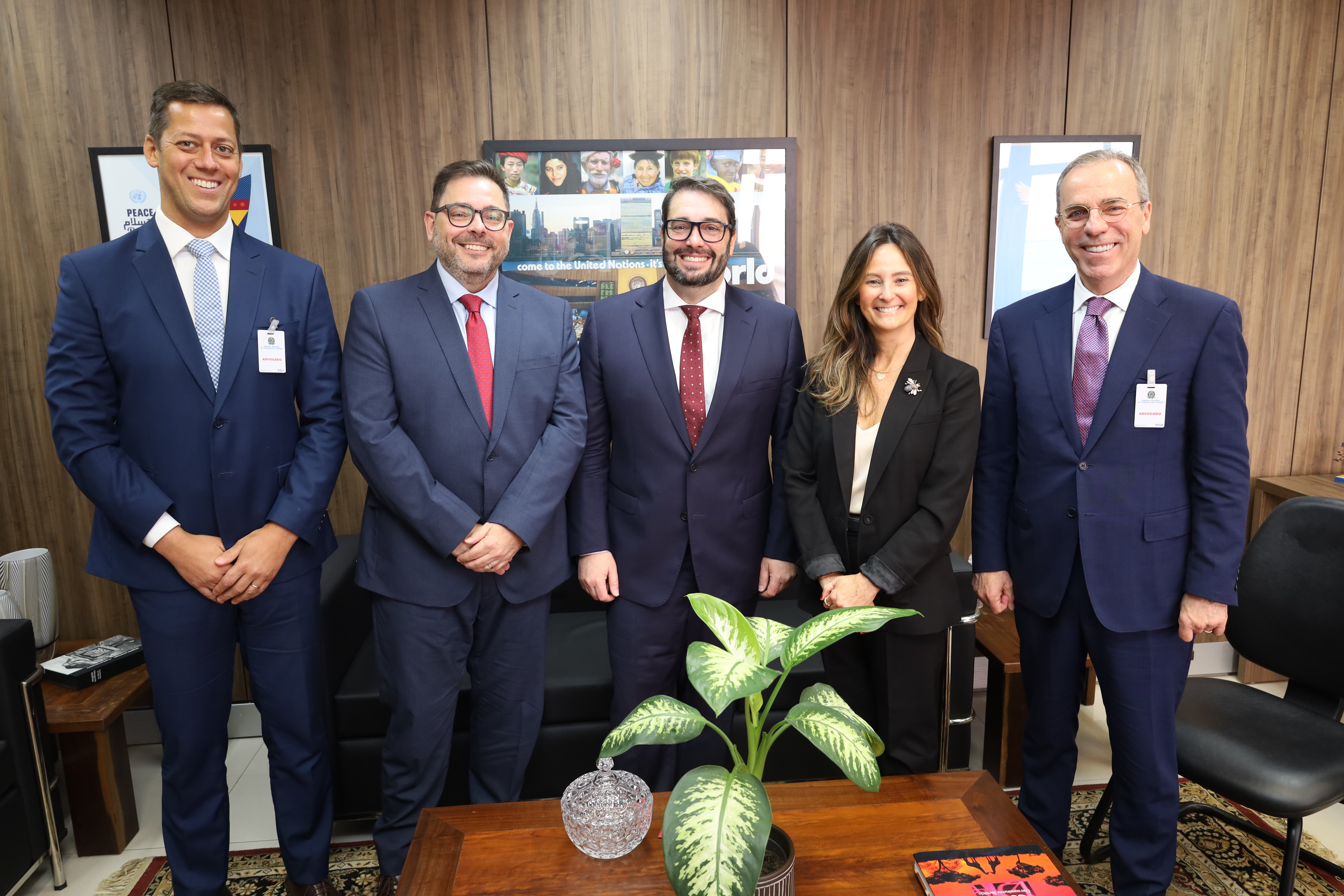 Da esquerda para a direita, de pé: Os advogados Marcelo Bertuol e Camilo Gomes de Macedo, o presidente do Tribunal Regional do Trabalho da 4ª Região (TRT-RS), desembargador Alexandre Corrêa da Cruz, a juíza auxiliar da Presidência Luciana Caringi Xavier, e o advogado Luiz Henrique Cabanellos Schuh