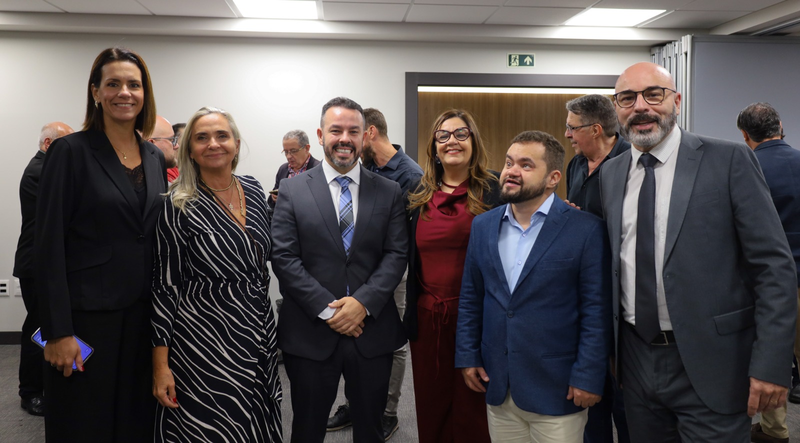 Na foto aparecem seis pessoas posando para foto. São dois servidores do TRT-RS e quatro do TJ-RS.