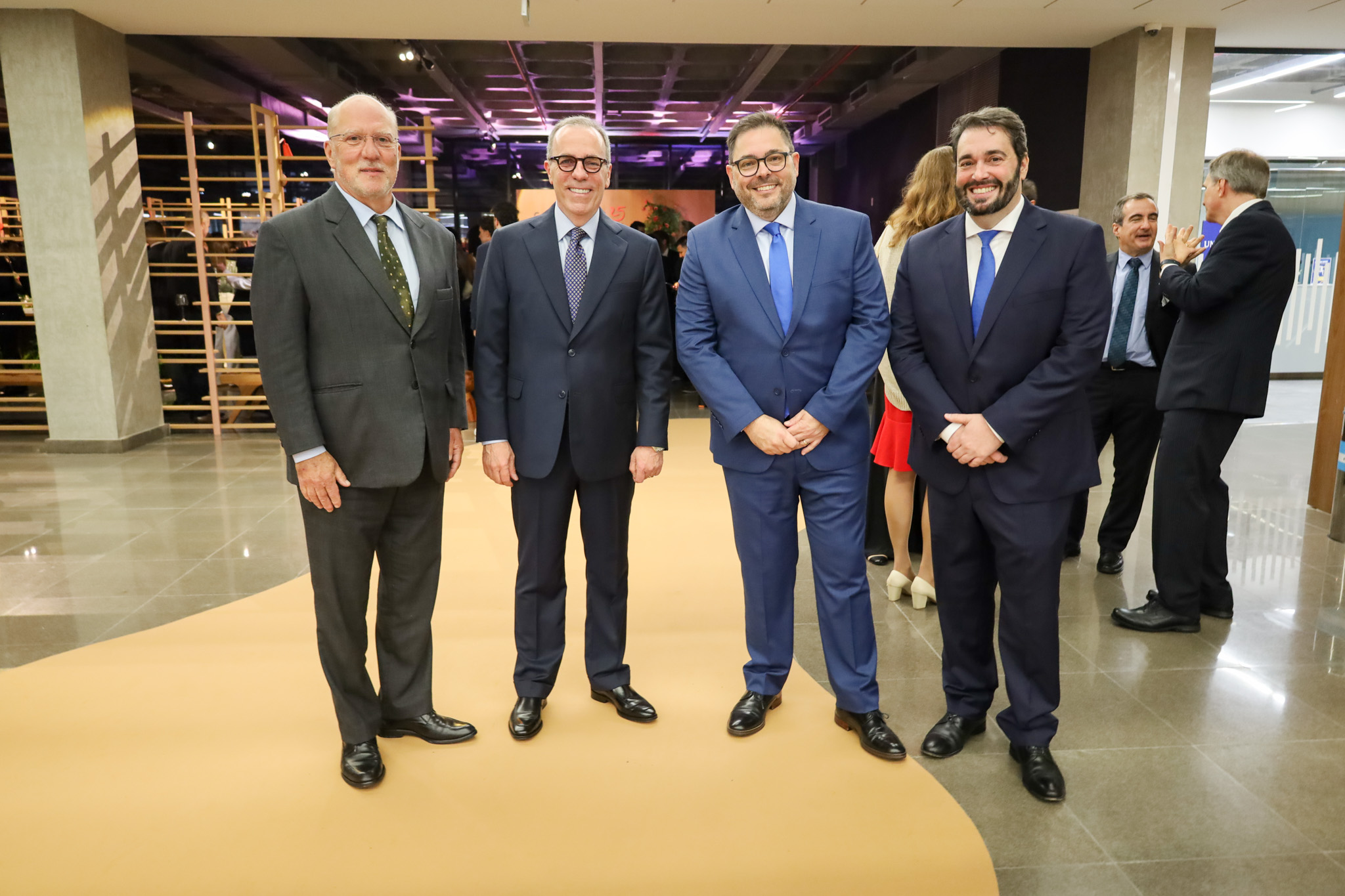 A foto mostra quatro pessoas posando para foto.