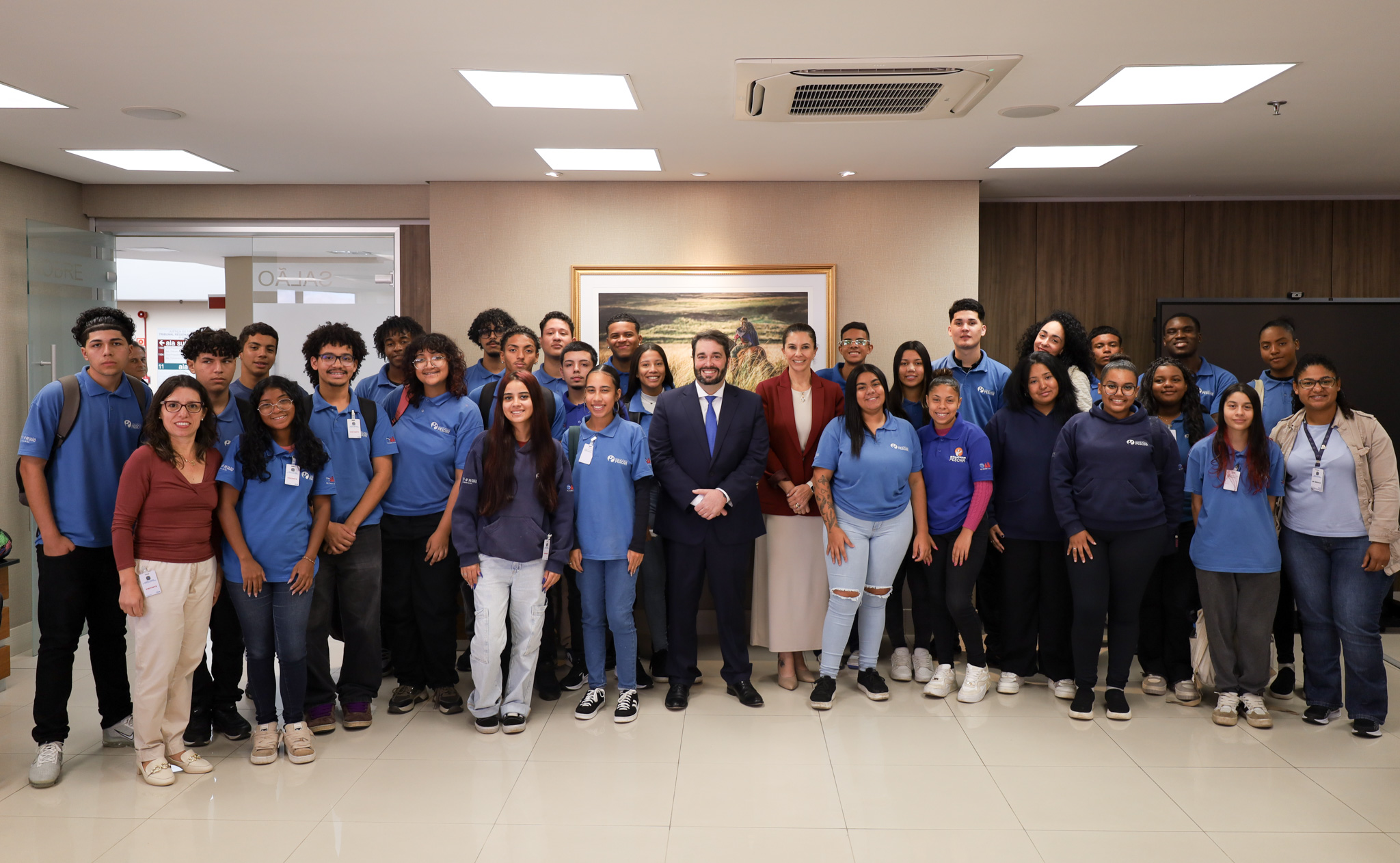 Fotografia das turmas junto com o presidente