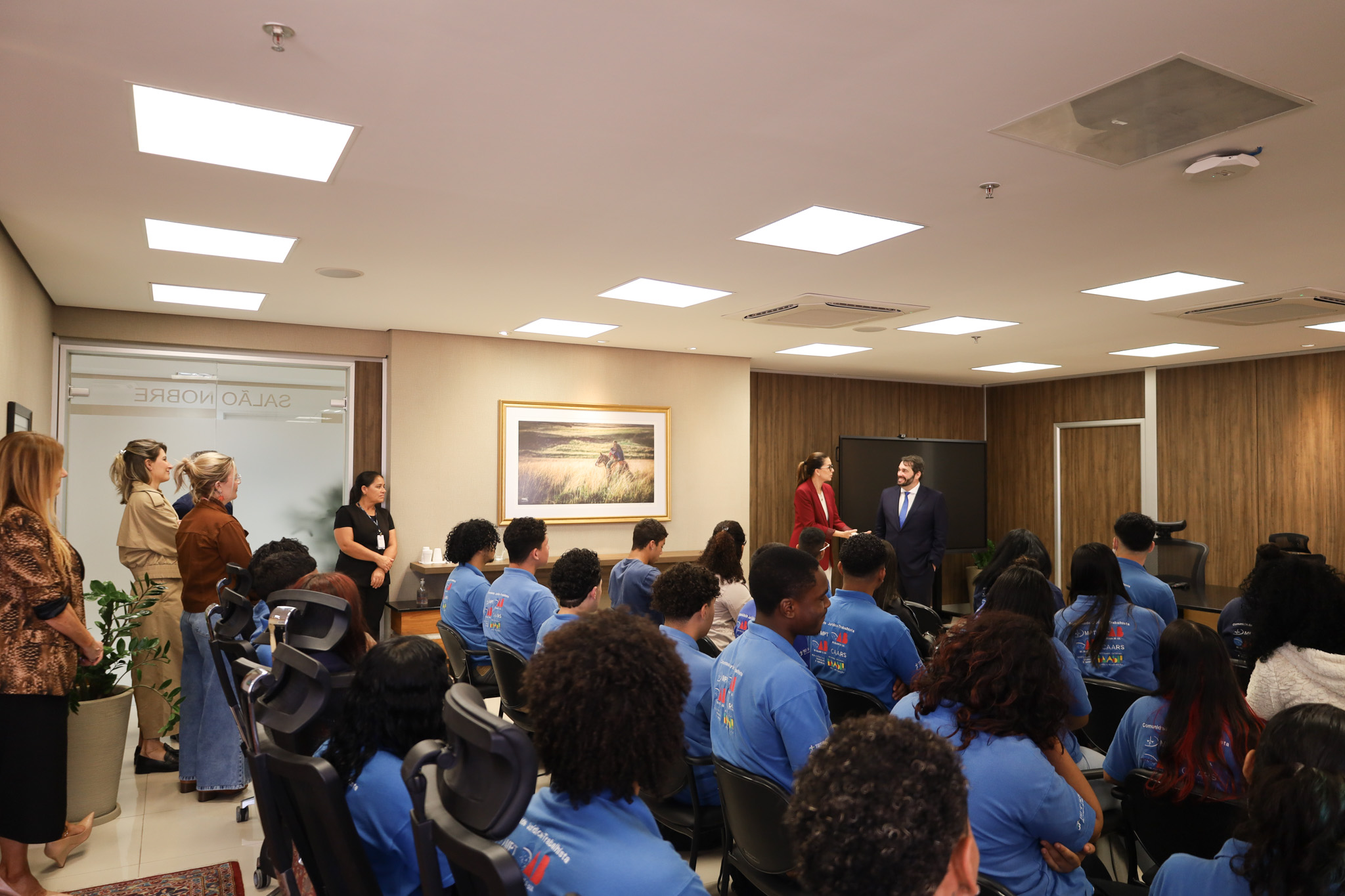 presidente e juíza aline conversando com os alunos