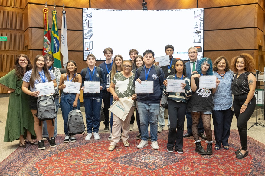 foto de alunos posando com seus certificados, na cerimônia de premiação de 2025, no Plenário.