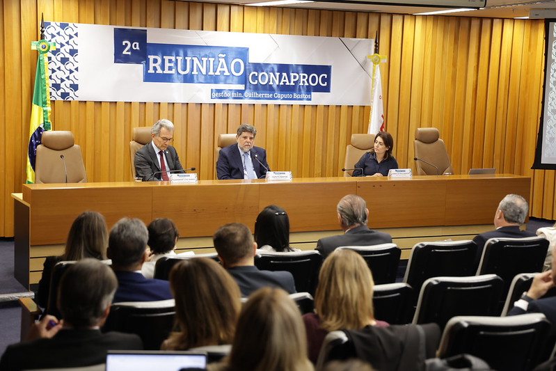 Foto da mesa da Comissão Nacional da Conciliação